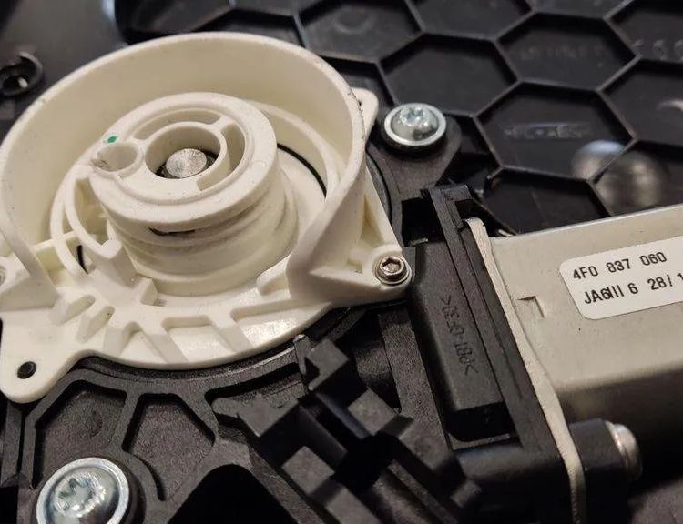 AUDI A8 D2/4D (1994-2002) Priekšējo labo durvju mīkstās aizvēršanas ierīce / Soft Close 4F0837060 31423478