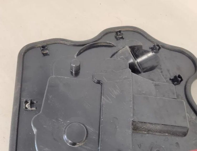 AUDI A8 D2/4D (1994-2002) Priekšējo labo durvju mīkstās aizvēršanas ierīce / Soft Close 4F0837060 31423478