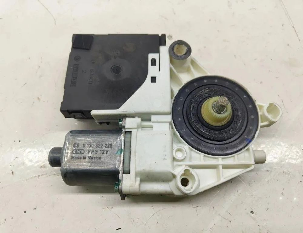 VOLKSWAGEN Golf 8 generation (2019-2023) Front Left Door Window Regulator Motor 0130822229 31901739