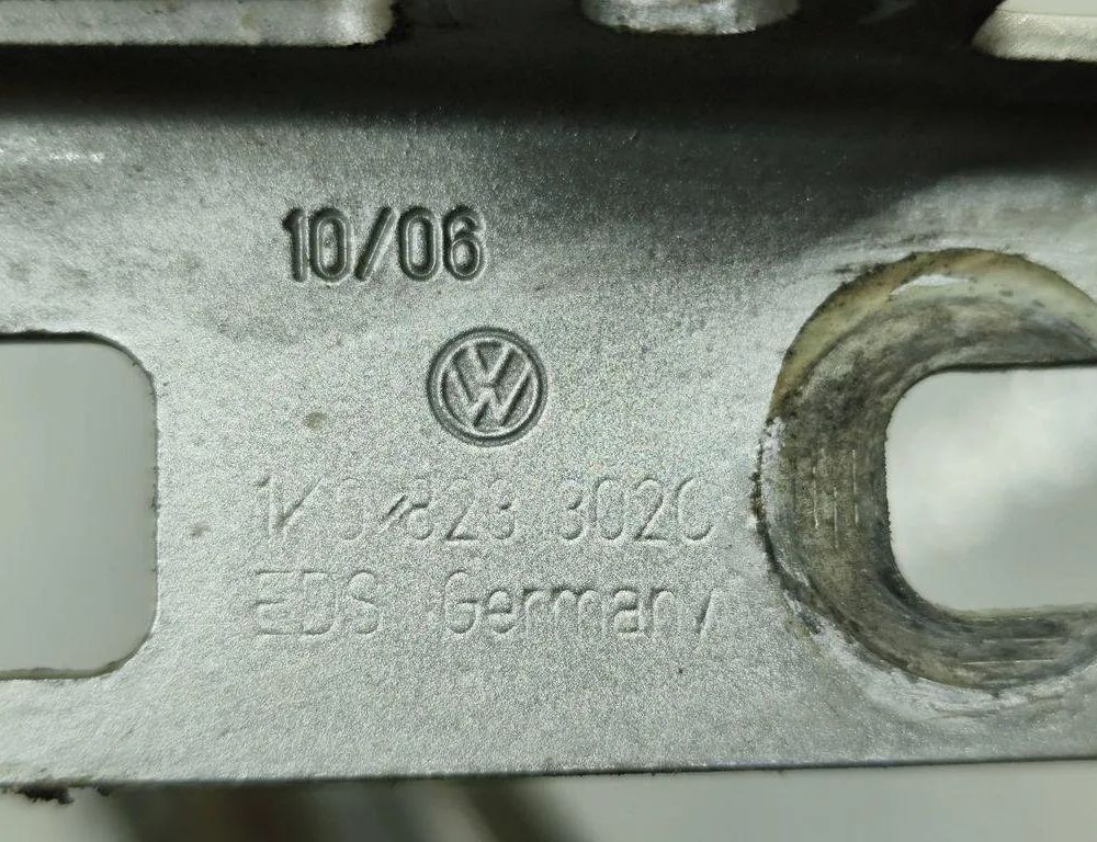 VOLKSWAGEN Golf 8 generation (2019-2023) Петля капота передняя правая 1K0823302C 31999706