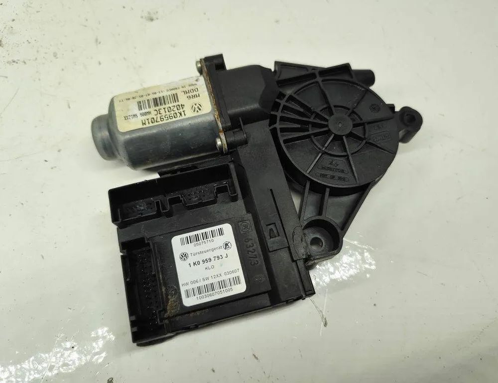 VOLKSWAGEN Golf 8 generation (2019-2023) Priekšējo kreiso durvju logu pacēlāja motorīts 10030607051005,1K0959793J 32002067