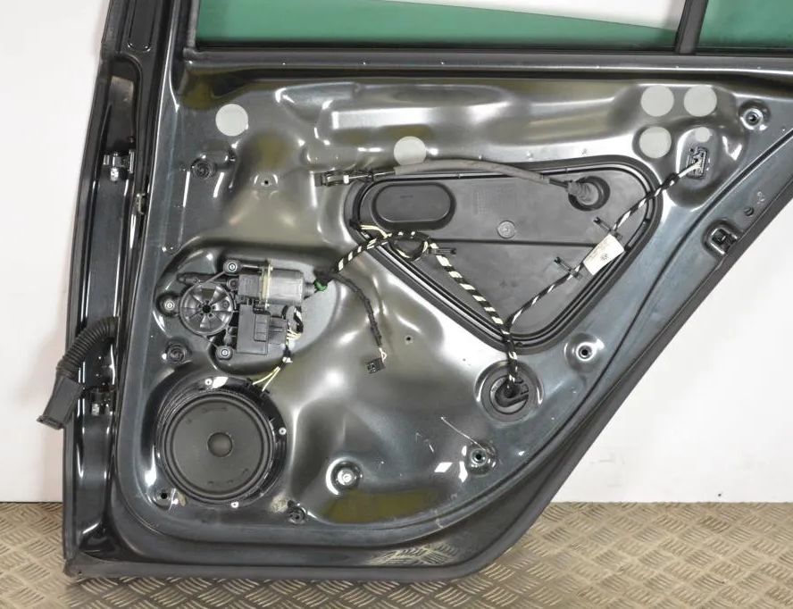 VOLKSWAGEN Golf 7 generation (2012-2024) Боковые двери правые 33042866