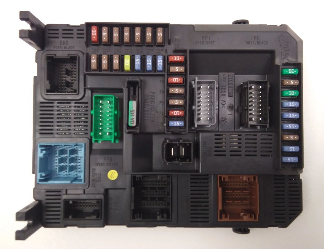 PEUGEOT 2008 1 generation (2013-2020) Блок предохранителей 9807532080 13961724