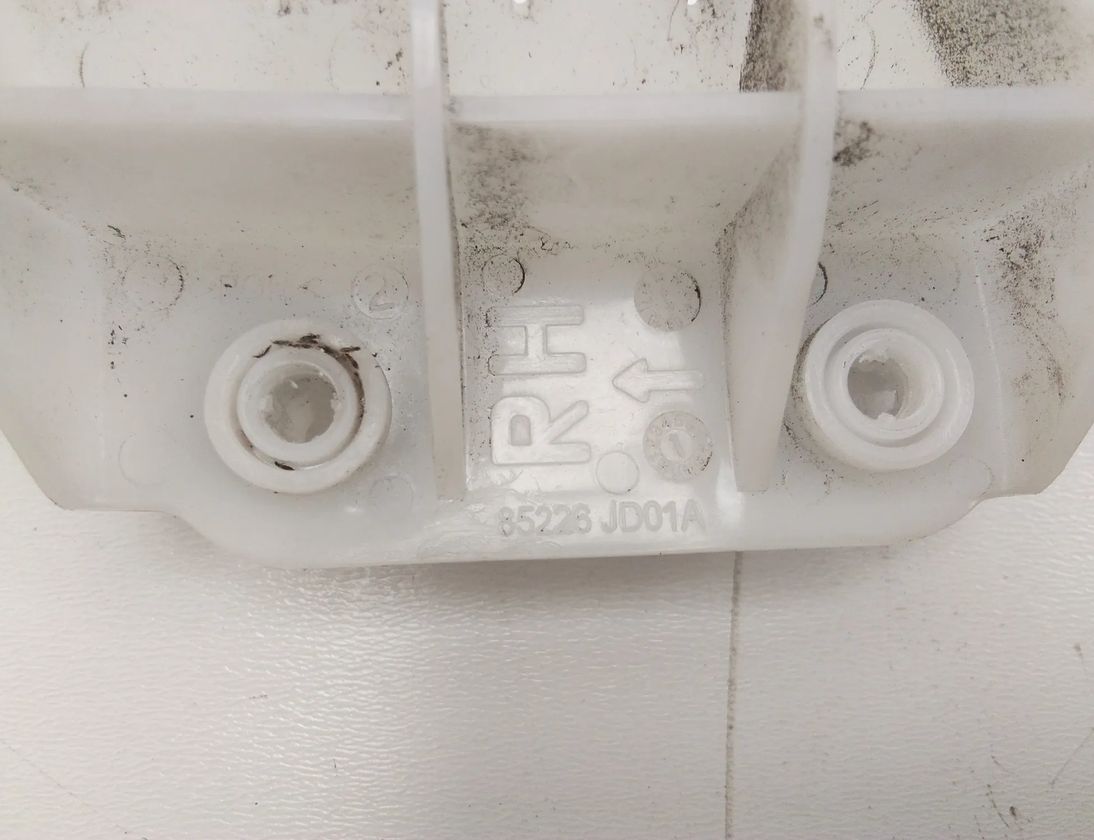 NISSAN Qashqai 1 generation (2007-2014) Aizmugurējā labā bampera stiprinājums 85226JD01A 14263219