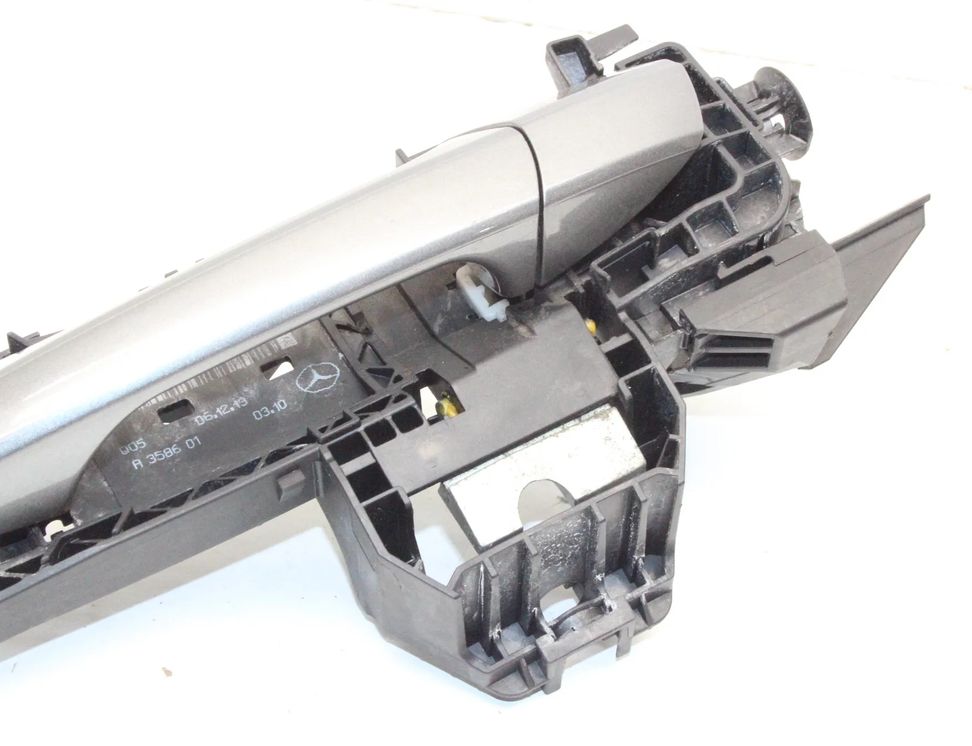 MERCEDES-BENZ A-Class W176 (2012-2018) Aizmugurējo kreiso durvju ārējais rokturis A2047602134 23419359