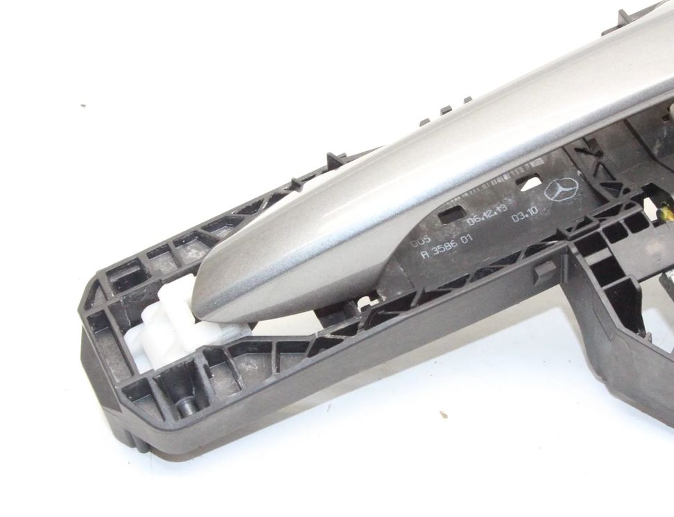 MERCEDES-BENZ A-Class W176 (2012-2018) Aizmugurējo kreiso durvju ārējais rokturis A2047602134 23419359