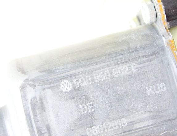 VOLKSWAGEN Tiguan 2 generation (2016-2024) Priekšējo kreiso durvju logu pacēlājs 5NA837461A 24879067