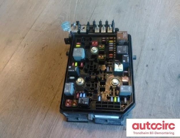 OPEL Astra K (2015-2021) Блок предохранителей 39040850,812461952,39107276 30839700