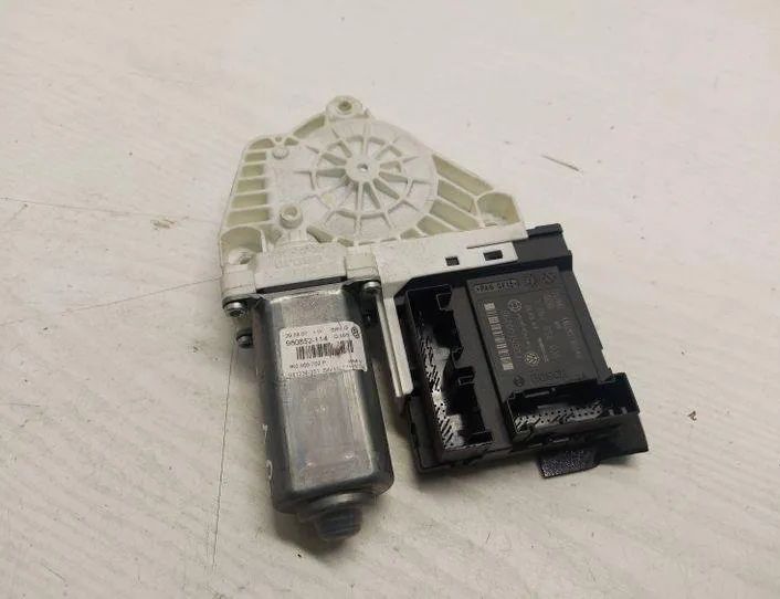 VOLKSWAGEN Passat Variant 1 generation (2010-2024) Маторчик стеклоподъемника передней правой двери 1K0959702P,980852114,981236361 24419866