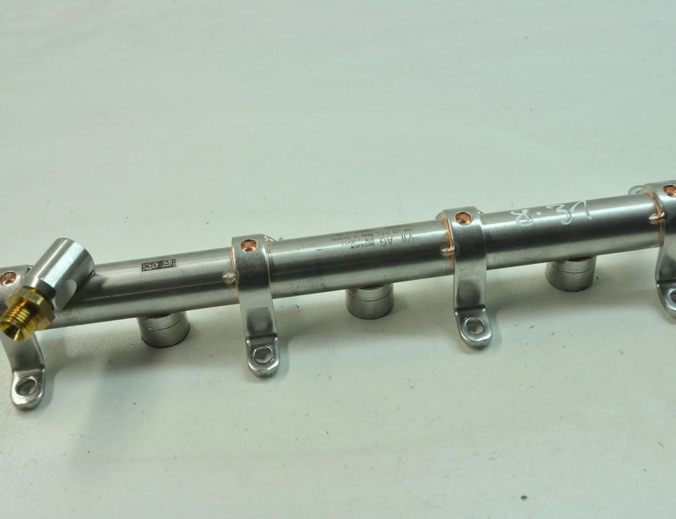 VOLKSWAGEN Touareg 2 generation (2010-2018) Labās puses degvielas rampa 06m133315l 11504952