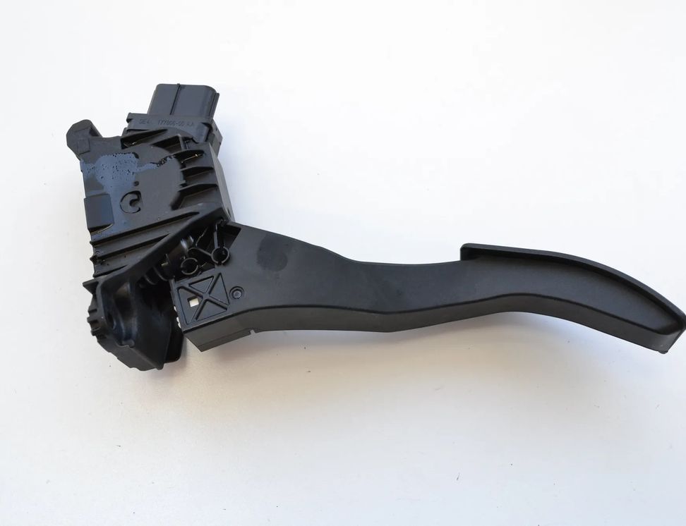 VOLKSWAGEN Passat B8 (2014-2023) Akseleratora / gāzes pedālis 5Q0723503H 2292154