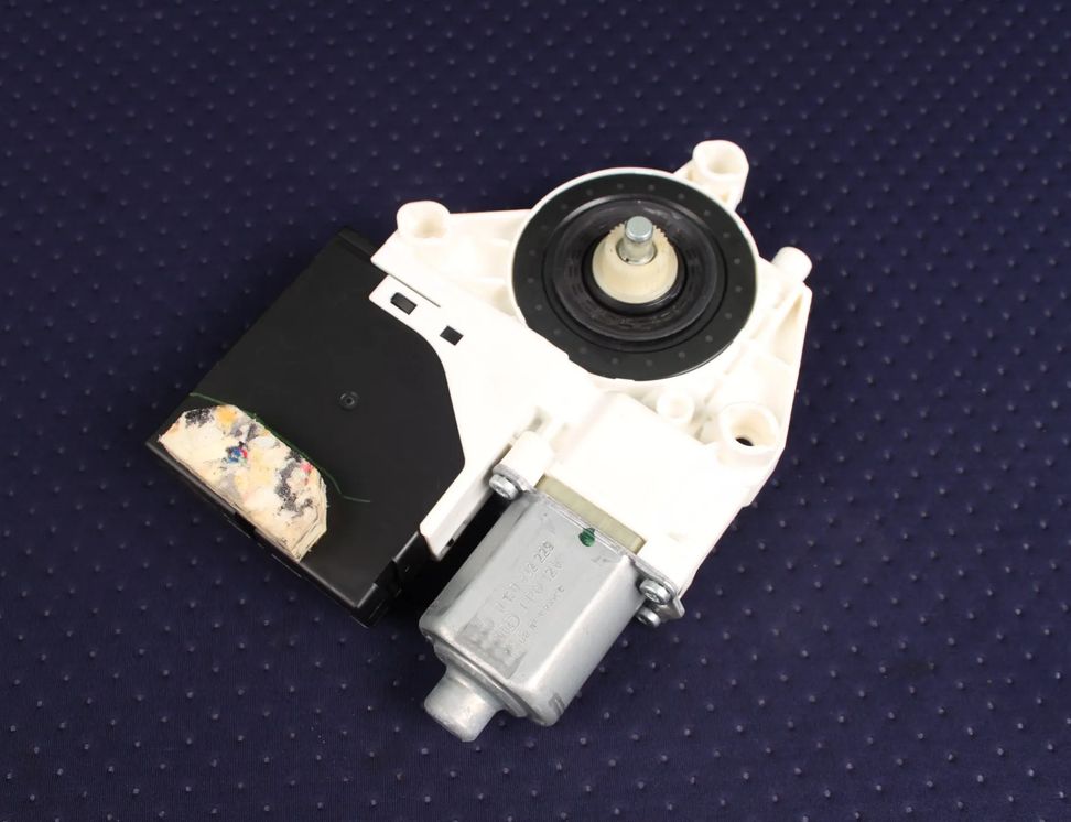 VOLKSWAGEN Jetta 6 generation (2010-2018) Маторчик стеклоподъемника передней правой двери 130822229,3C0959792B 2498519