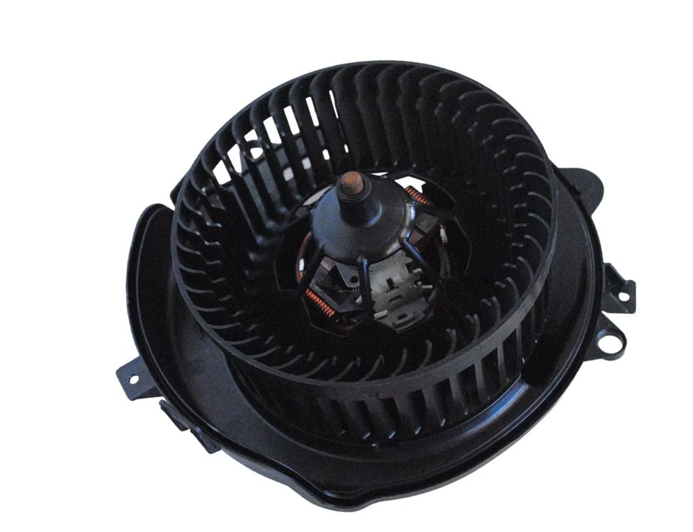 VOLKSWAGEN Golf 8 generation (2019-2023) Sildītāja ventilators 5Q2819021C 25367317