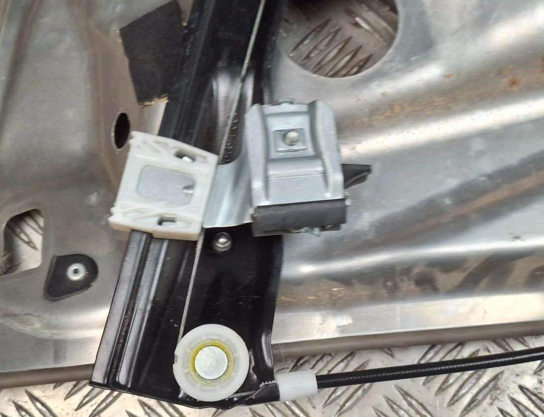 MERCEDES-BENZ C-Class W204/S204/C204 (2004-2015) Priekšējo kreiso durvju logu pacēlājs 963757102 31967156