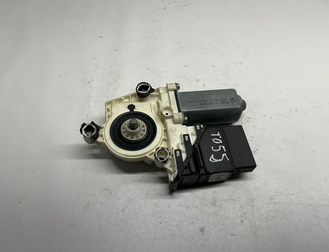 VOLKSWAGEN Golf 5 generation (2003-2009) Aizmugurējo kreiso durvju loga pacēlāja motorīts 1K4839401C,1K4839401,1K0959703C,1K0959703 23077383