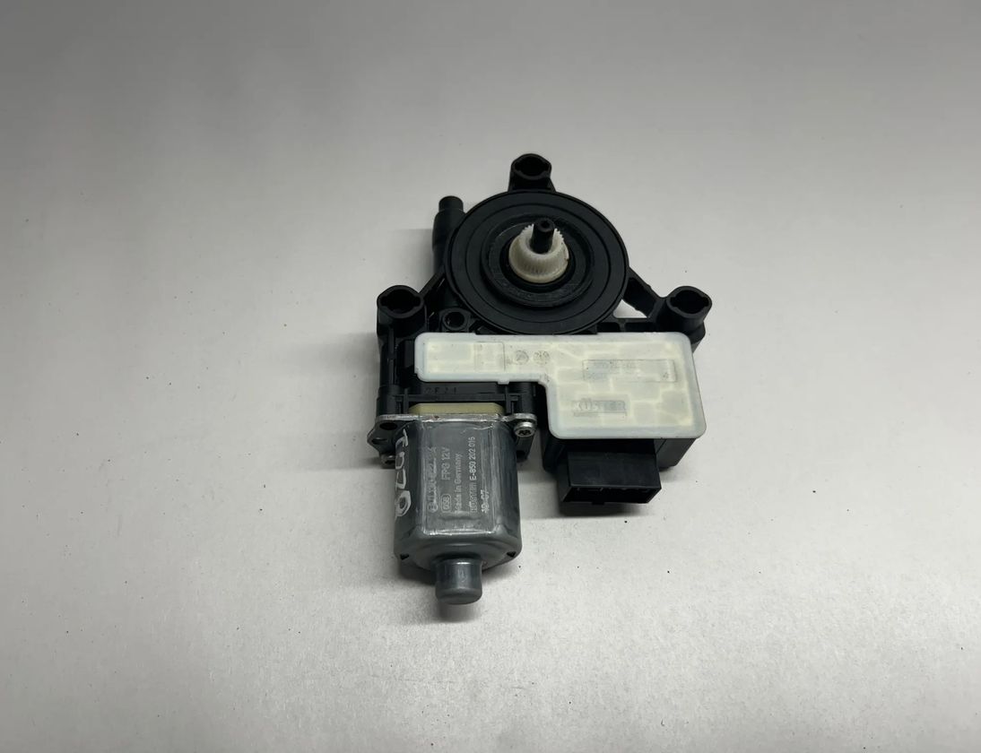 SEAT Leon 3 generation (2012-2020) Rear Right Door Window Control Motor 5Q0959812E 25165646