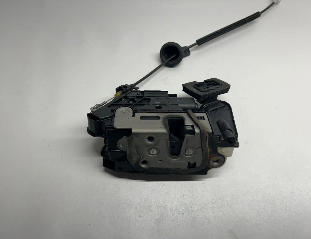 SEAT Leon 3 generation (2012-2020) Priekšējo labo durvju slēdzene 5K1837016J 25165929