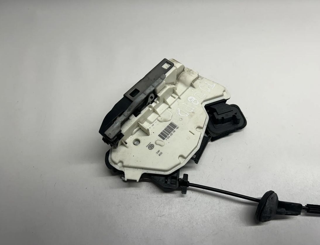 SEAT Leon 3 generation (2012-2020) Priekšējo labo durvju slēdzene 5K1837016J 25165929