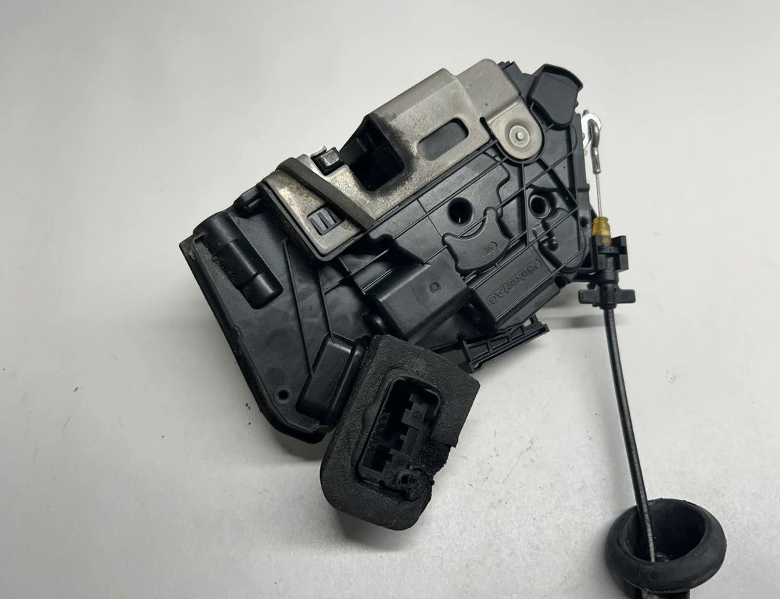 SEAT Leon 3 generation (2012-2020) Priekšējo labo durvju slēdzene 5K1837016J 25165929