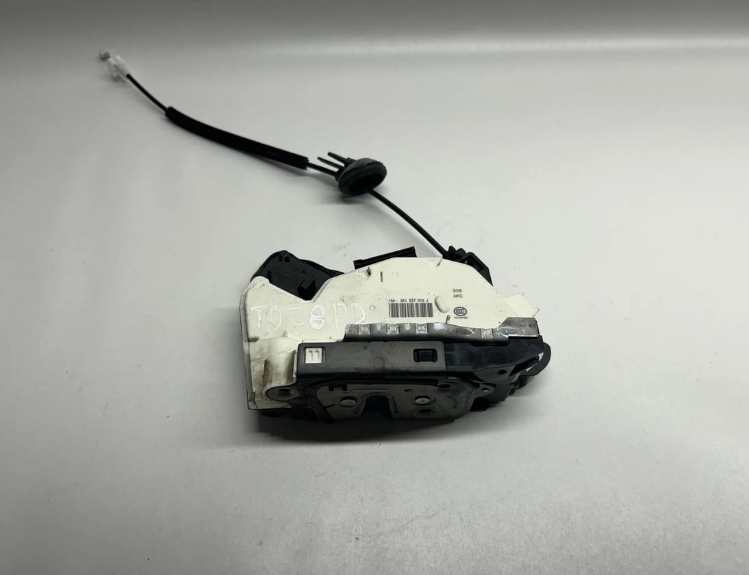 SEAT Leon 3 generation (2012-2020) Priekšējo labo durvju slēdzene 5K1837016J 25165929