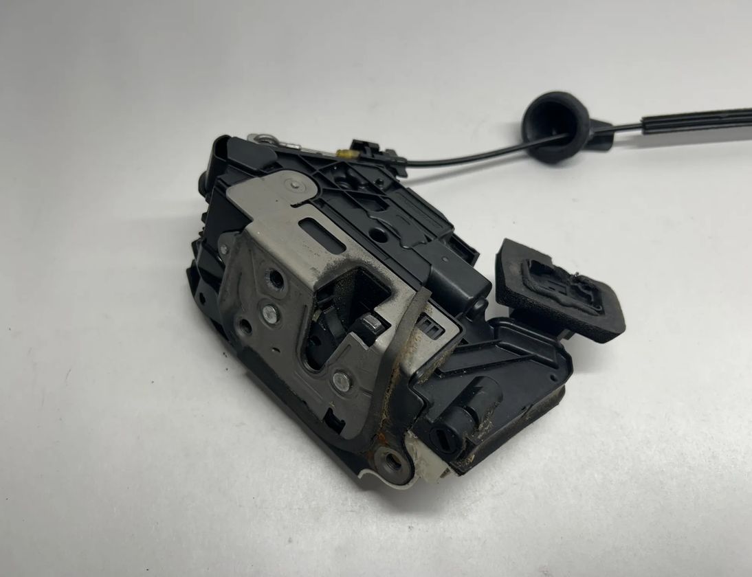 SEAT Leon 3 generation (2012-2020) Priekšējo labo durvju slēdzene 5K1837016J 25165929