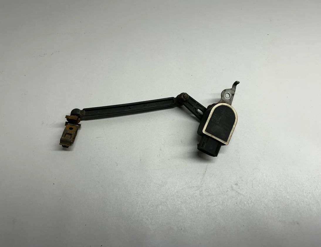 BMW 2 Series F22/F23 (2013-2020) Датчик высоты подвески 6860843,37146860843,686084301 25682257