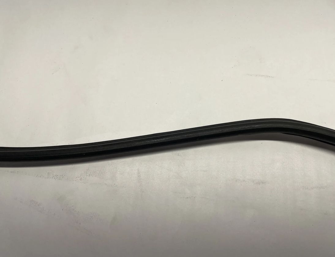 FORD USA Mustang 6 generation (2014-2024) Motora pārsega gumija FR3B-16A942,FR3B16A942 29757786