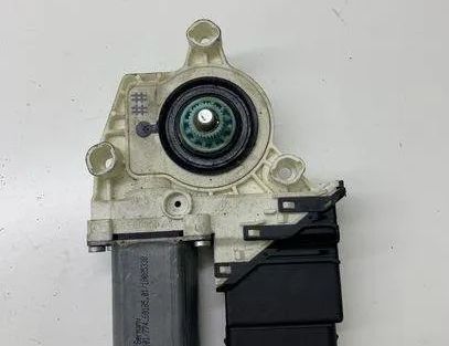 VOLKSWAGEN Touran 1 generation (2003-2015) Маторчик стеклоподъемника задней правой двери 1K0959704B 23929239