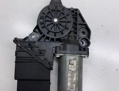 VOLKSWAGEN Golf Plus 1 generation (2004-2009) Aizmugurējo labo durvju loga vadības motorīts 1K0959704F,5M0839403,0130821430 23929340