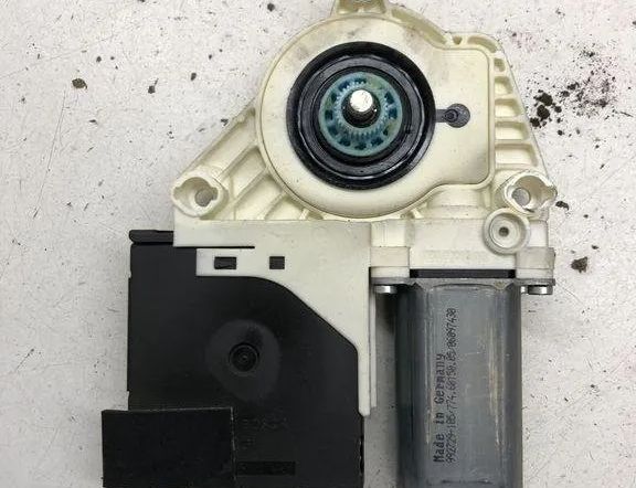 VOLKSWAGEN Passat B7 (2010-2015) Priekšējo kreiso durvju logu pacēlāja motorīts 1K0959701P 30589075