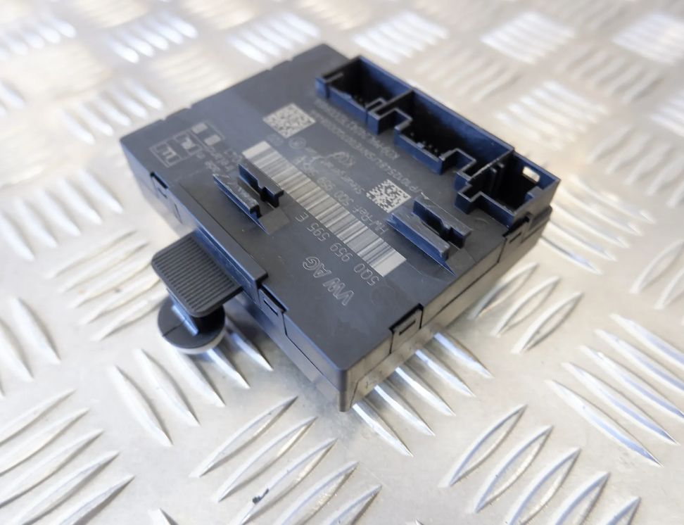 VOLKSWAGEN Tiguan 2 generation (2016-2024) Aizmugurējo kreiso durvju vadības bloks 5Q0959595B,5Q0959595E 13378437