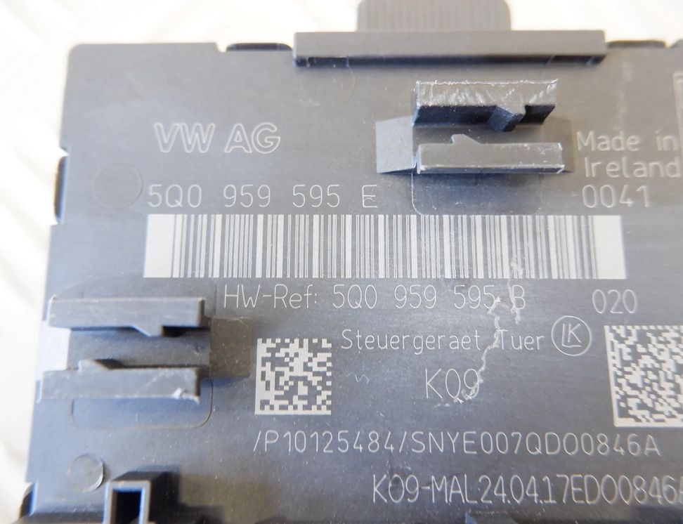VOLKSWAGEN Tiguan 2 generation (2016-2024) Aizmugurējo kreiso durvju vadības bloks 5Q0959595B,5Q0959595E 13378437