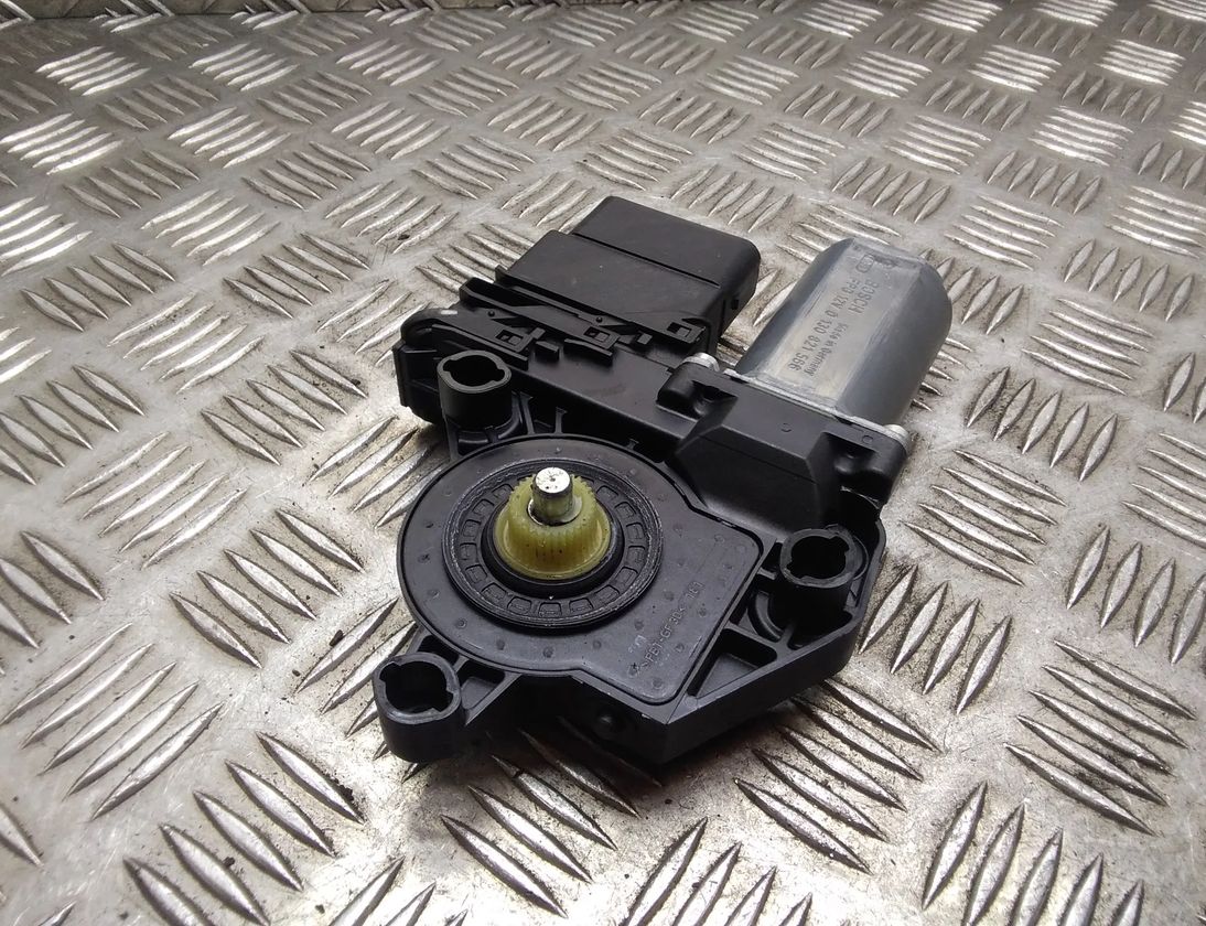 VOLKSWAGEN Touran 1 generation (2003-2015) Aizmugurējo labo durvju loga vadības motorīts 5k0959704a,5k0959794 14220826