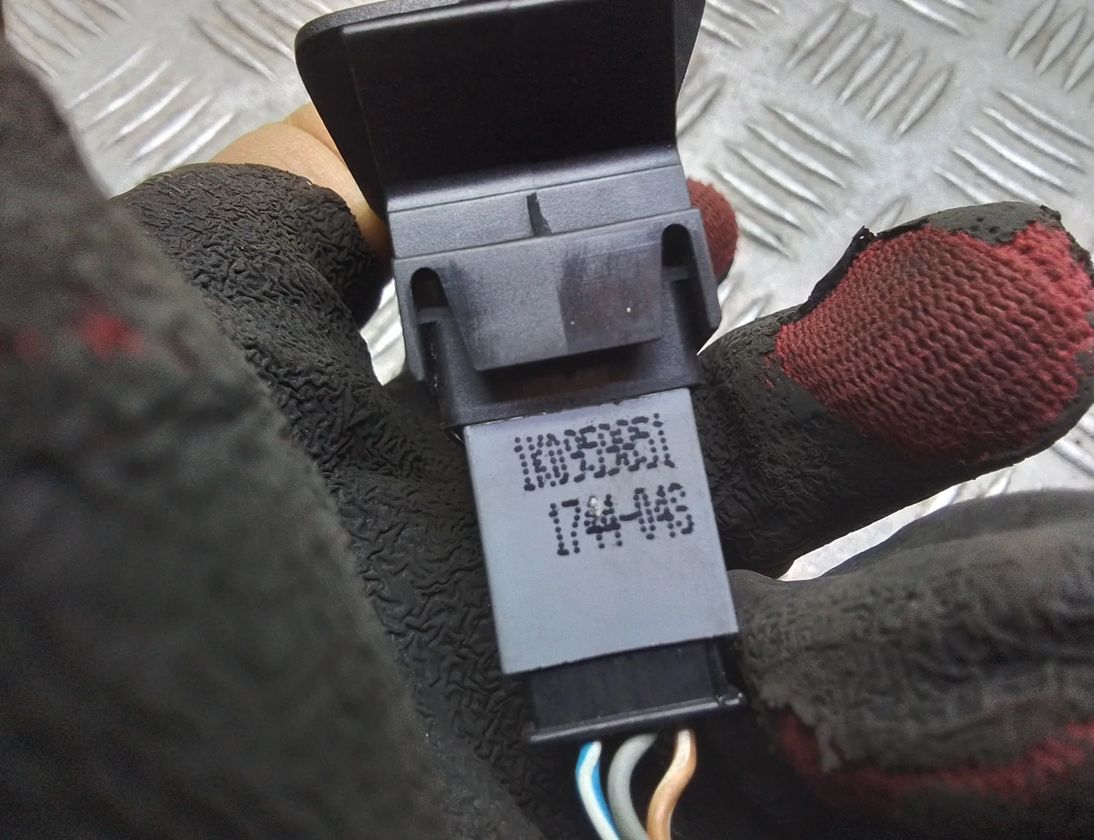 VOLKSWAGEN Touran 1 generation (2003-2015) Кнопка стеклоподъемника задней левой двери 1f0959527,1k0959851 23676225