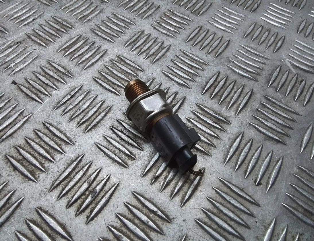 VOLKSWAGEN Passat B6 (2005-2010) Degvielas spiediena sensors 03l906051 31157958