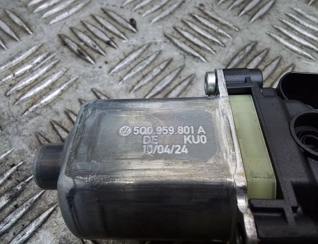 SKODA Octavia 4 generation (A8) (2019-2023) Маторчик стеклоподъемника передней левой двери 5q0959801a,0130822715,e850202097 31315412