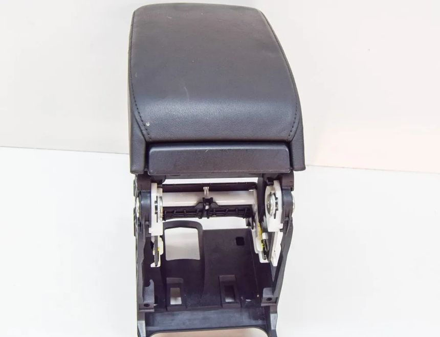 SKODA Octavia 3 generation (2013-2020) Подлокотник 5E0864207 11696626