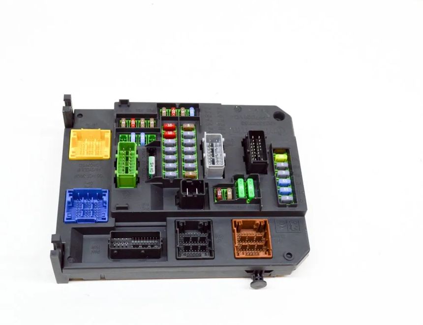 PEUGEOT 308 T9 (2013-2021) Fuse box 9806687880,A2C53383165 13642271