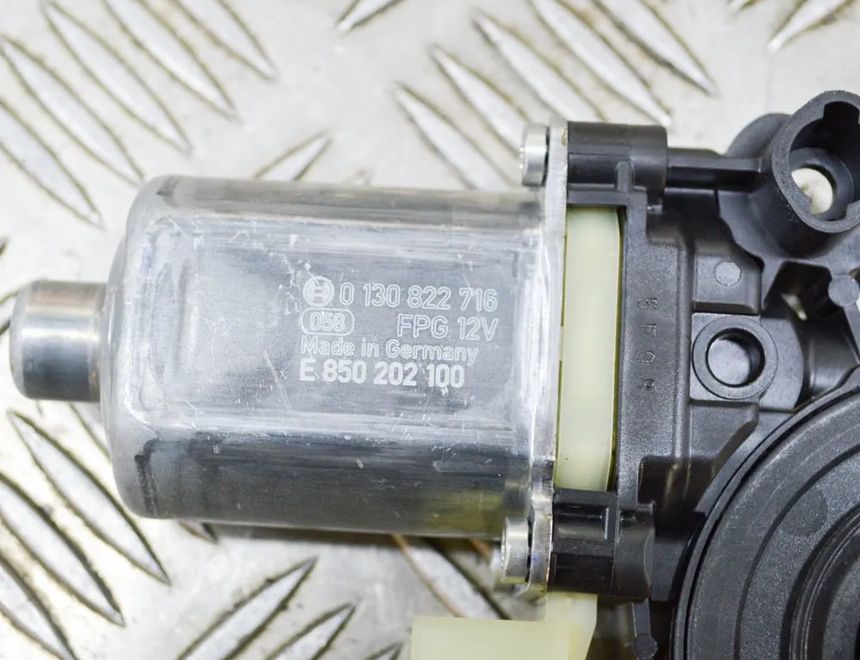 SKODA Superb 3 generation (2015-2023) Front Right Door Window Control Motor 5Q0959802B,0130822716 13720170