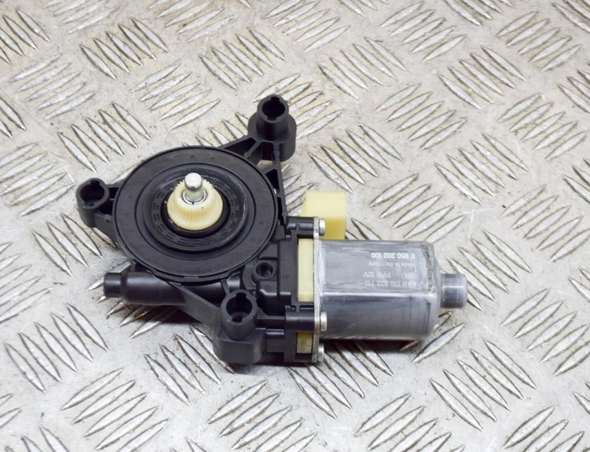 AUDI A3 8V (2012-2020) Priekšējo labo durvju logu pacelšanas motorīts 5Q0959802B,E850202100,0130822716 13736023