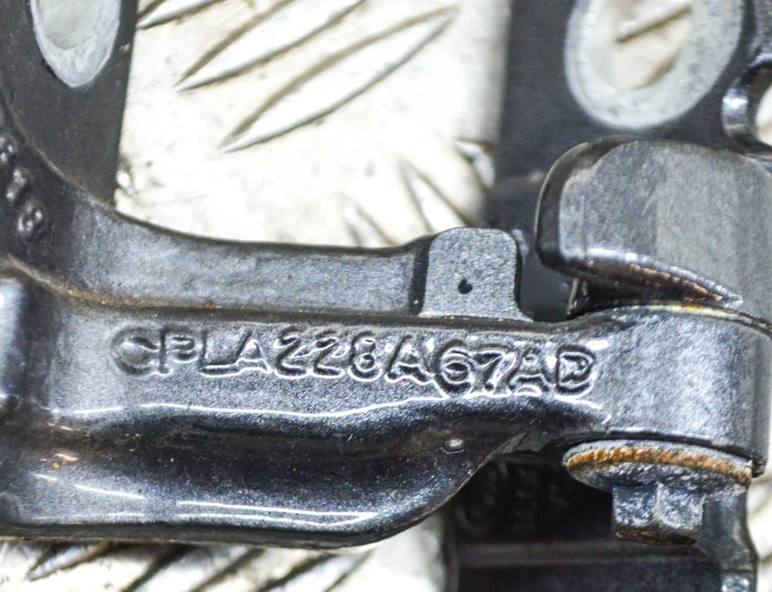 JAGUAR I-Pace 1 generation (2018-2023) Aizmugurējo kreiso durvju eņģes CPLA228A67AD 13934369