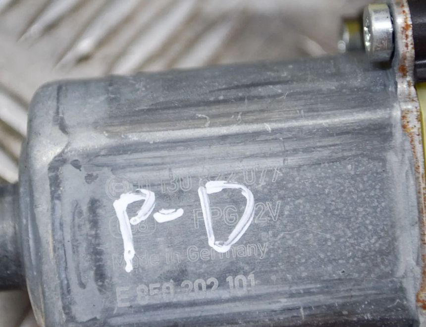 AUDI RS Q3 1 generation (2013-2023) Маторчик стеклоподъемника передней правой двери 5Q0959801C,0130822077,E850202101 14620663