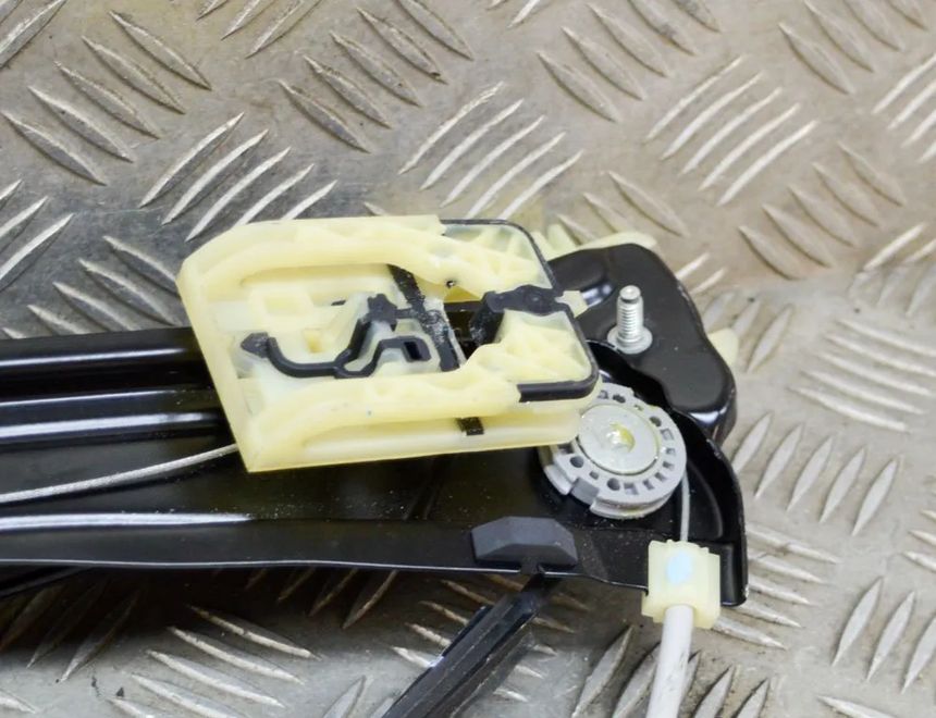 VOLKSWAGEN Tiguan 2 generation (2016-2024) Priekšējo kreiso durvju logu pacēlājs 5NA837461A 17172978