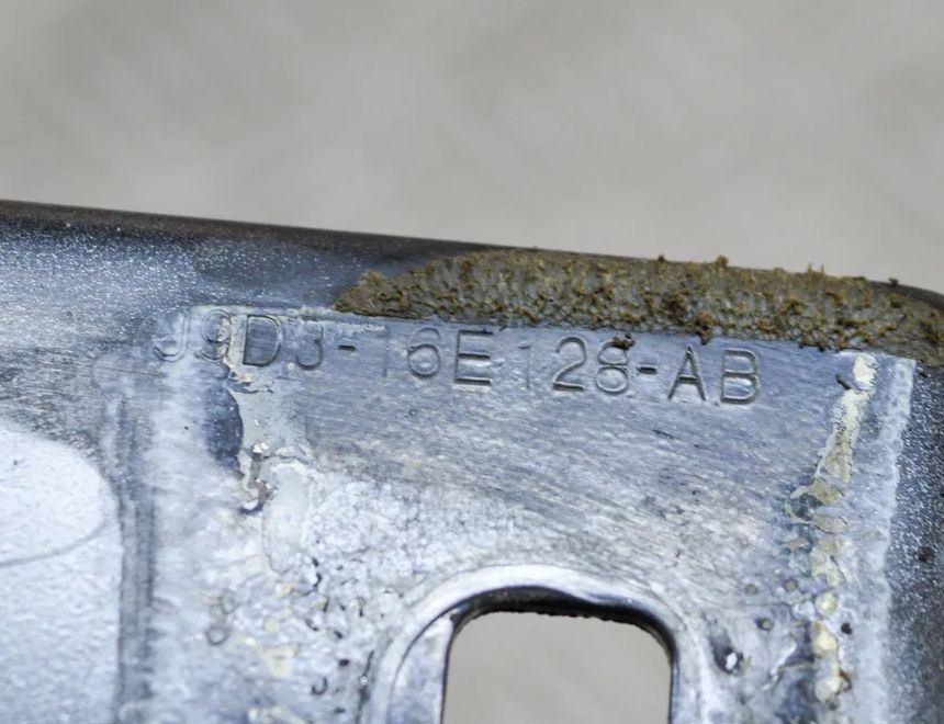 JAGUAR I-Pace 1 generation (2018-2023) Priekšējā labā spārna kronšteins J9D3-16E128-AB 17675661