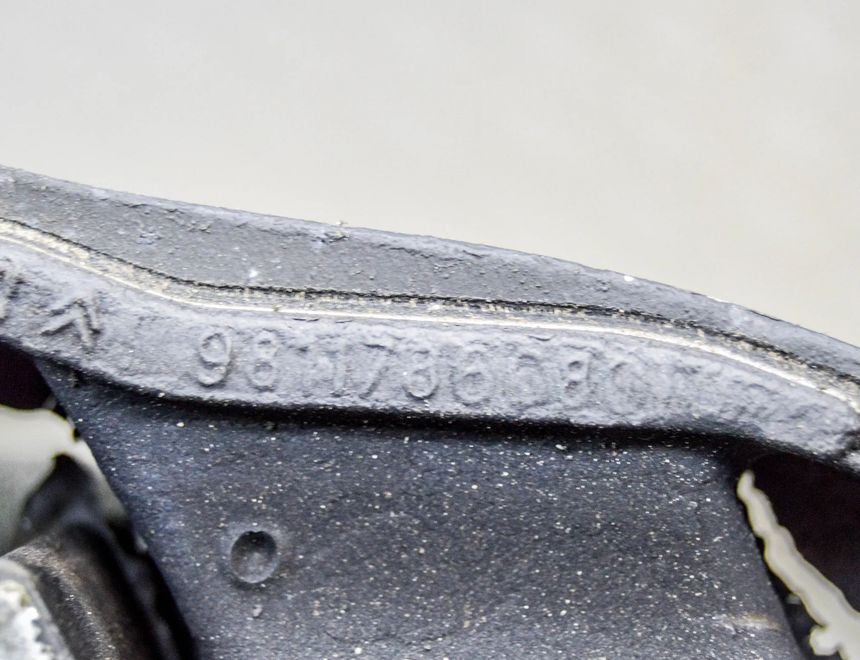 PEUGEOT 3008 2 generation (2017-2023) Dzinēja stiprinājums aizmugurē 9811786680 17903265