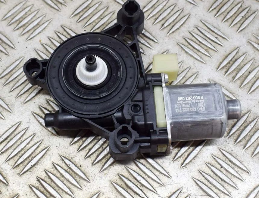 SKODA Octavia COMBI (2019-2024) Priekšējo labo durvju logu pacelšanas motorīts 0130822714,E850202098,5Q0959802A 20814048