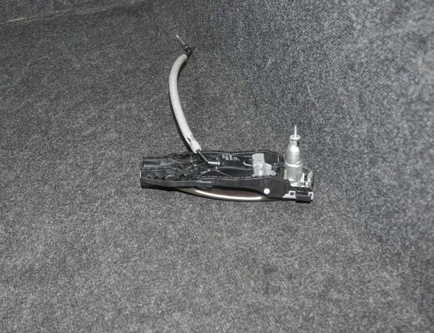 SKODA Yeti 1 generation (2009-2018) Priekšējo labo durvju ārējais rokturis 5N0837017E 2099045