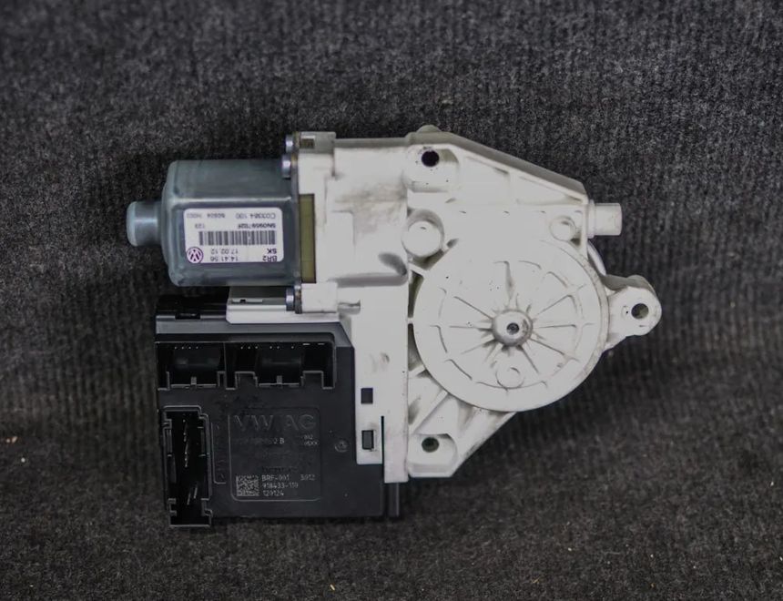 VOLKSWAGEN Tiguan 1 generation (2007-2017) Маторчик стеклоподъемника передней правой двери 5N0959702F0130822467 2102797