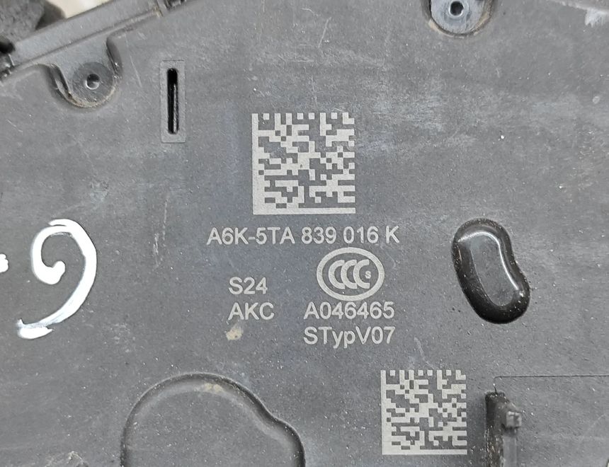 VOLKSWAGEN Golf 8 generation (2019-2023) Aizmugurējā labā durvju slēdzene 5TA839016K 22343230