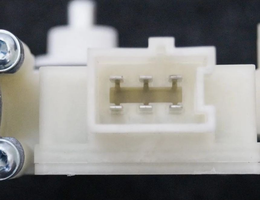 MERCEDES-BENZ C-Class W205/S205/C205 (2014-2023) Priekšējo kreiso durvju logu pacēlāja motorīts A2059060013 2340083